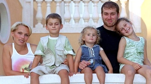 A picture of Roman Abramovich with his second wife and kids.